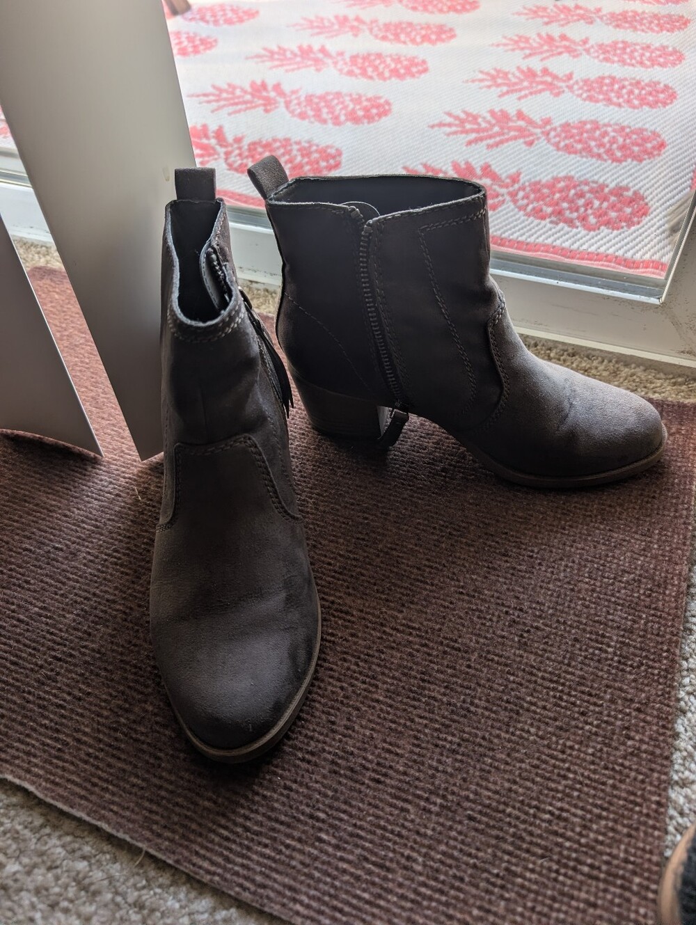 Ladies Size 6 Zippered Ankle Boots
